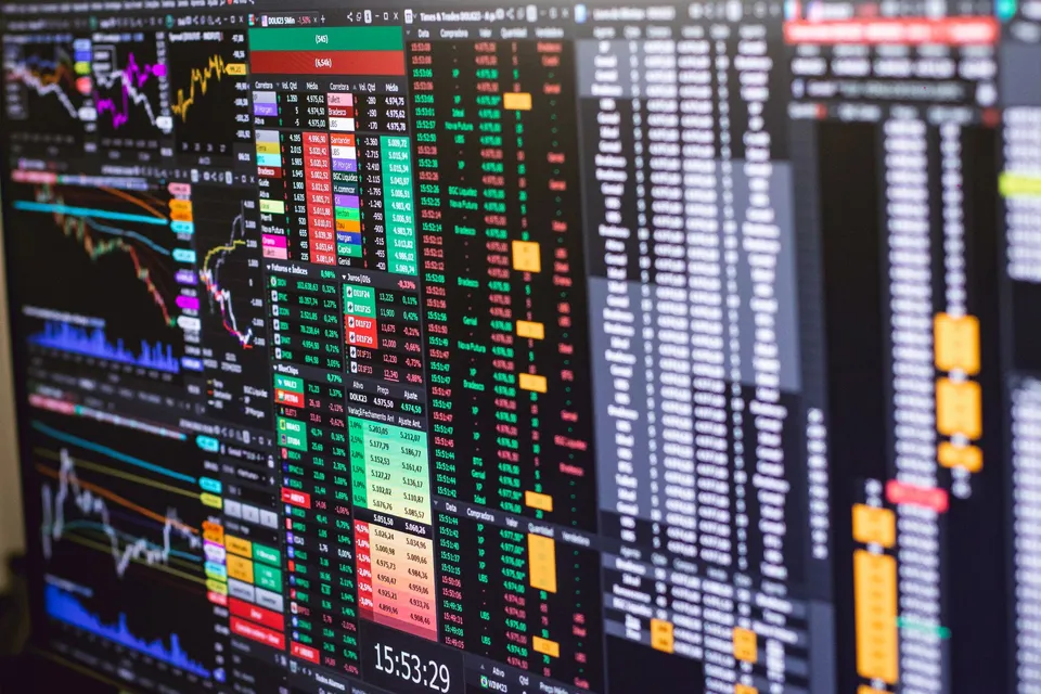 European Shares Close Lower as EuroStoxx Slips; Zurich SMI Gains